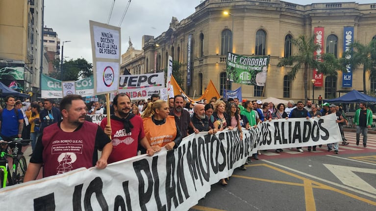 La movilización terminó frente al Patio Olmos. Foto: Francisco Arias / ElDoce.