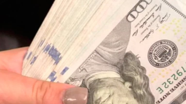 La moza contó los diez mil dólares de propina y los repartió con sus compañeras.