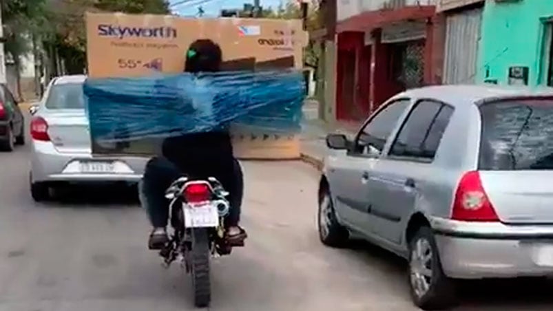 La mujer abrió sus brazos y quedó unida al televisor gracias al plástico para embalar.