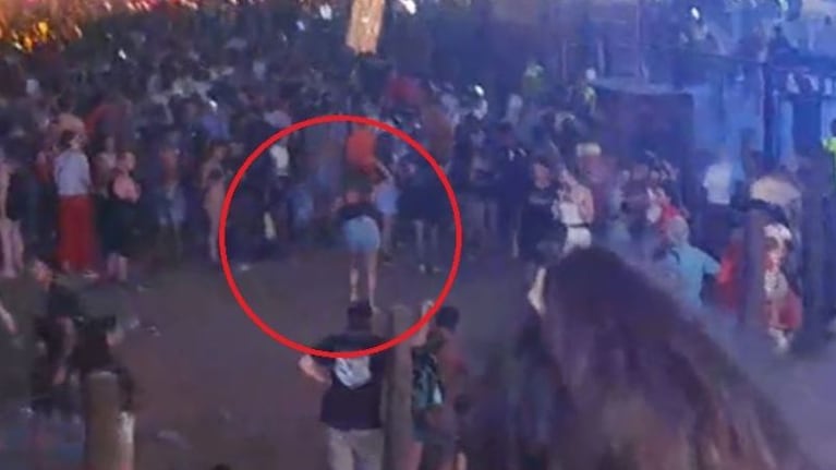 La mujer agredió a la gente dentro del campo de doma.