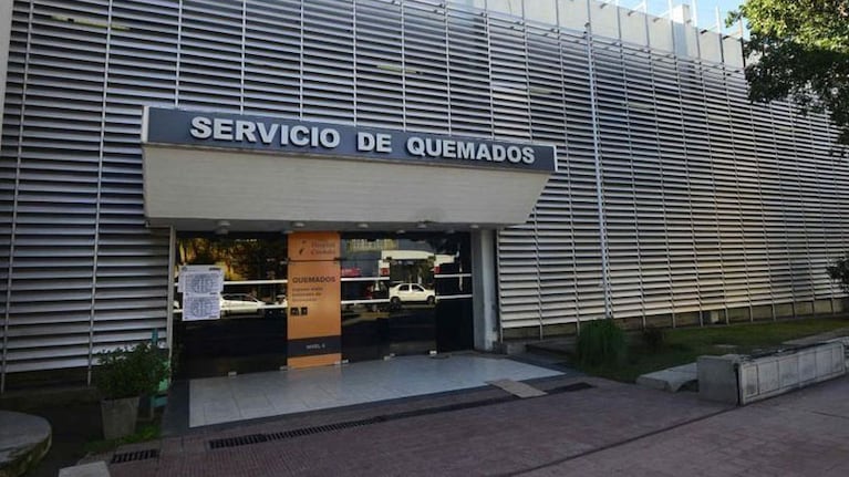 La mujer atacada está hospitalizada en el Instituto del Quemado.