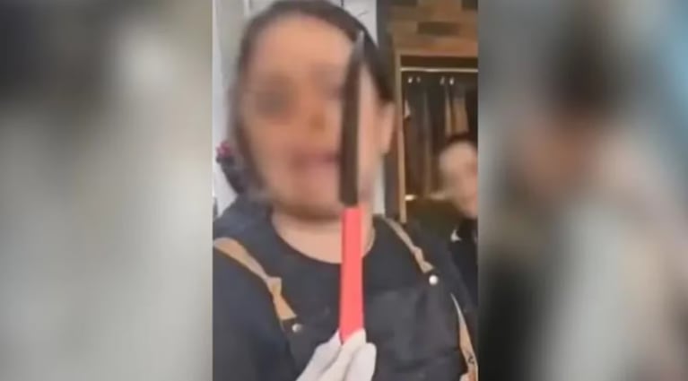 La mujer atacó al peluquero y quedó grabada.