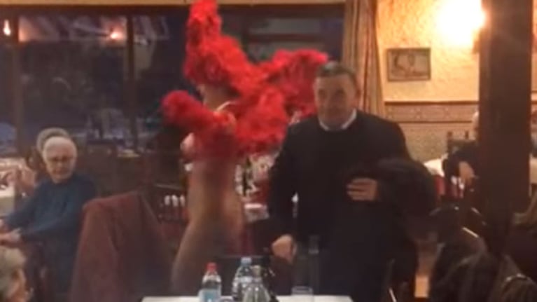 La mujer cantaba y bailaba alrededor de las mesas.