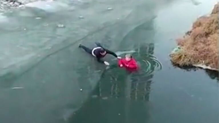 La mujer cayó al río congelado y fue rescatada. 