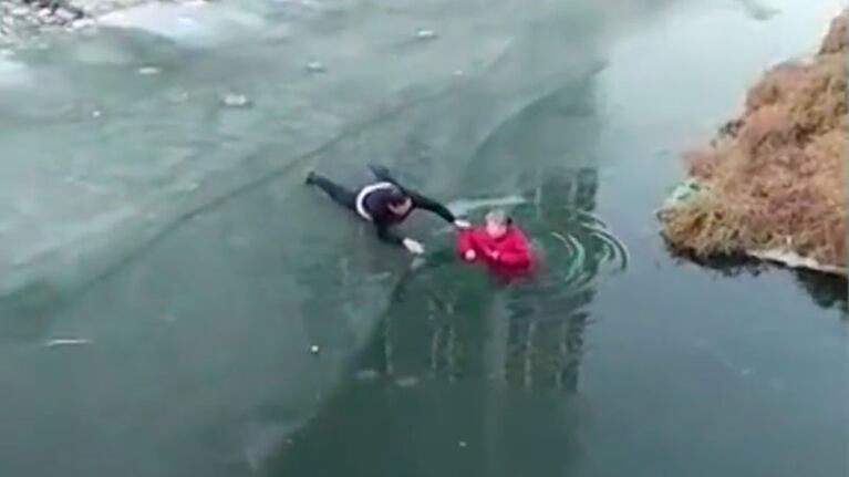 La mujer cayó al río congelado y fue rescatada.
