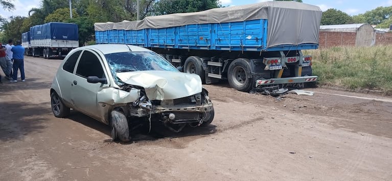 La mujer chocó contra un acoplado tras darse a la fuga (Gentileza)