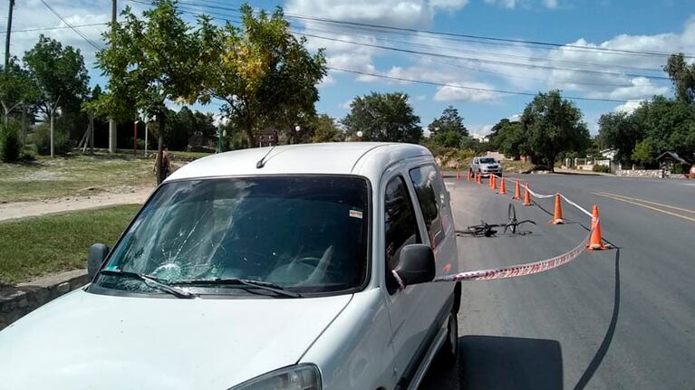 La mujer chocó contra un utilitario Peugeot Partner.