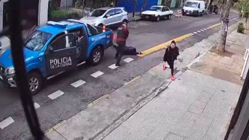 La mujer corrió y la Policía redujo al agresor a tiros.