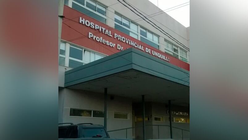 La mujer de 46 años llegó al hospital con signos de ahorcamiento. 