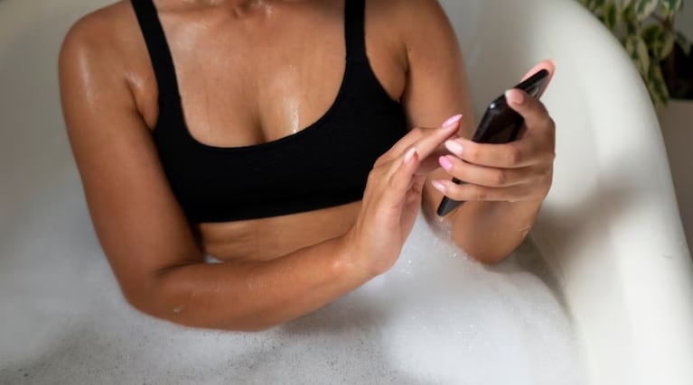 La mujer de 46 años se bañó con el celular y murió.