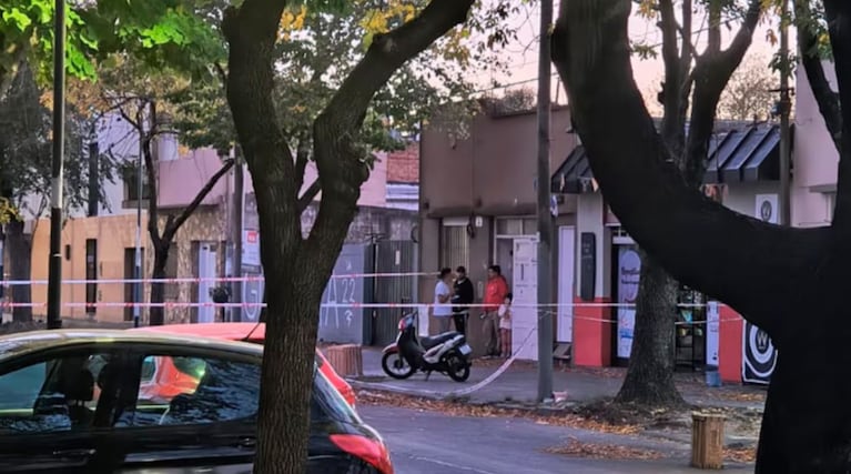 La mujer de 47 años fue baleada dentro del local.