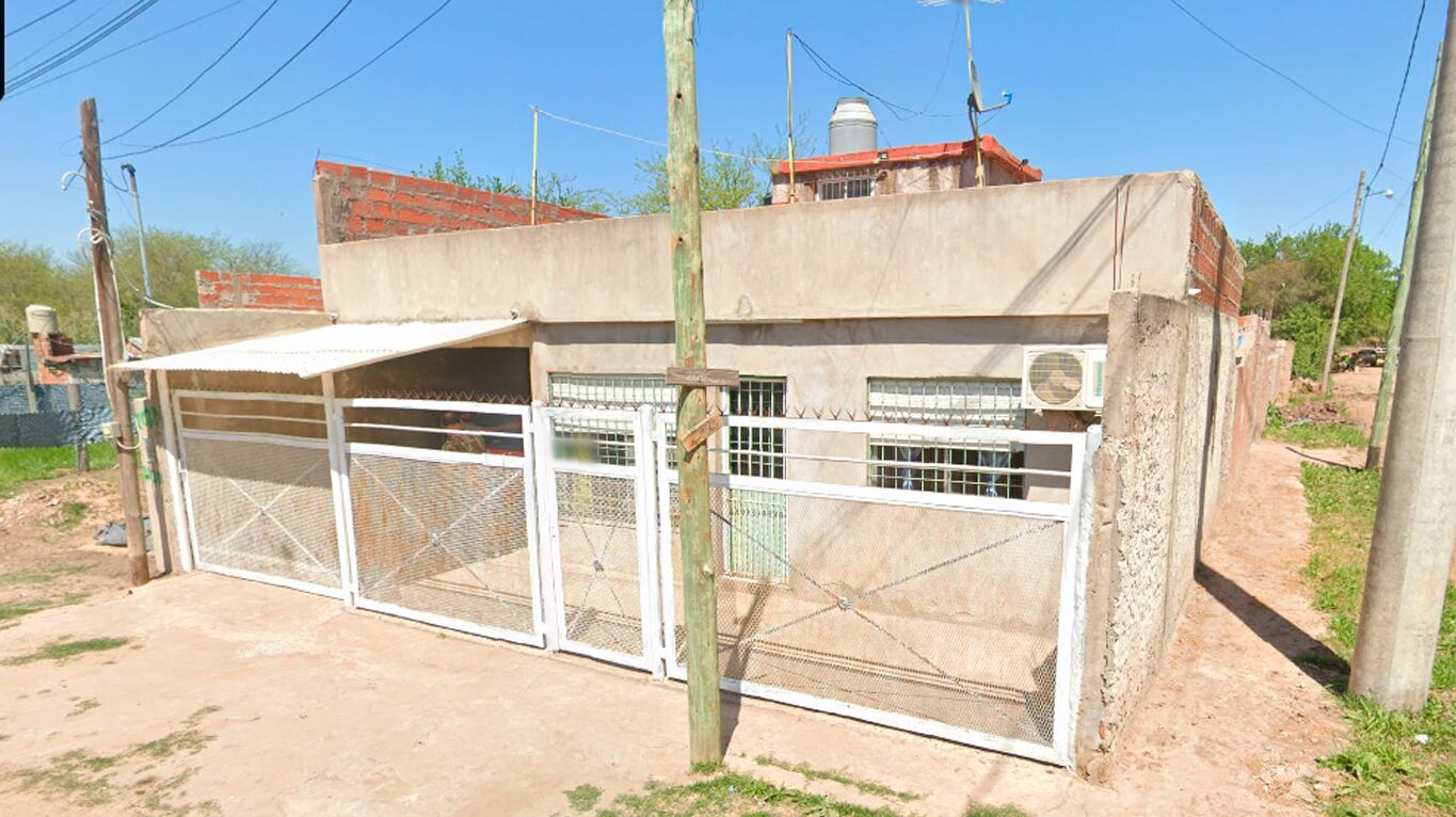 La mujer debía recibir a la Policía, pero salió y apuñaló a tres agentes en Merlo. (Foto: Google Street View).