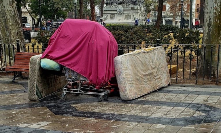 La mujer dormía en Plaza San Martín en pleno invierno.