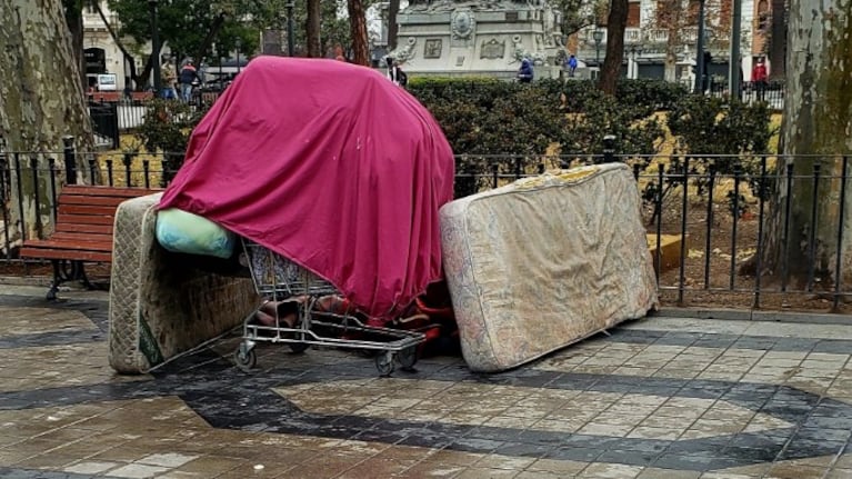 La mujer dormía en Plaza San Martín en pleno invierno.