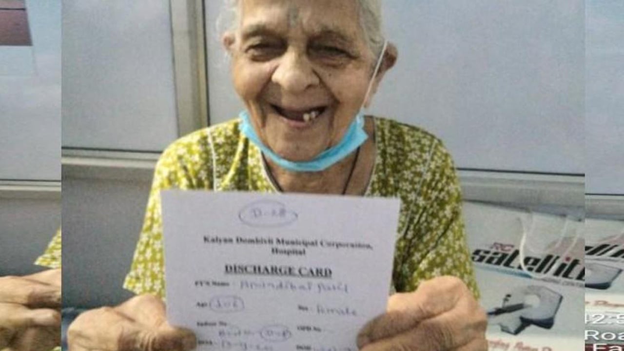 La mujer enseñó sonriente su certificado de alta.