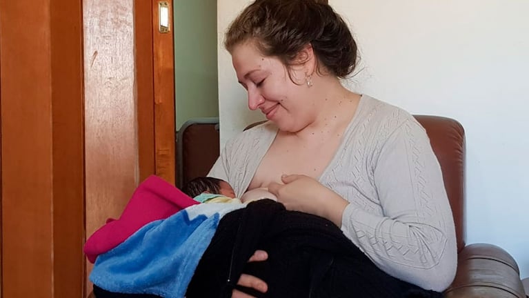 La mujer es mamá de un bebé de 11 meses y no dudó en amamantar al recién nacido.