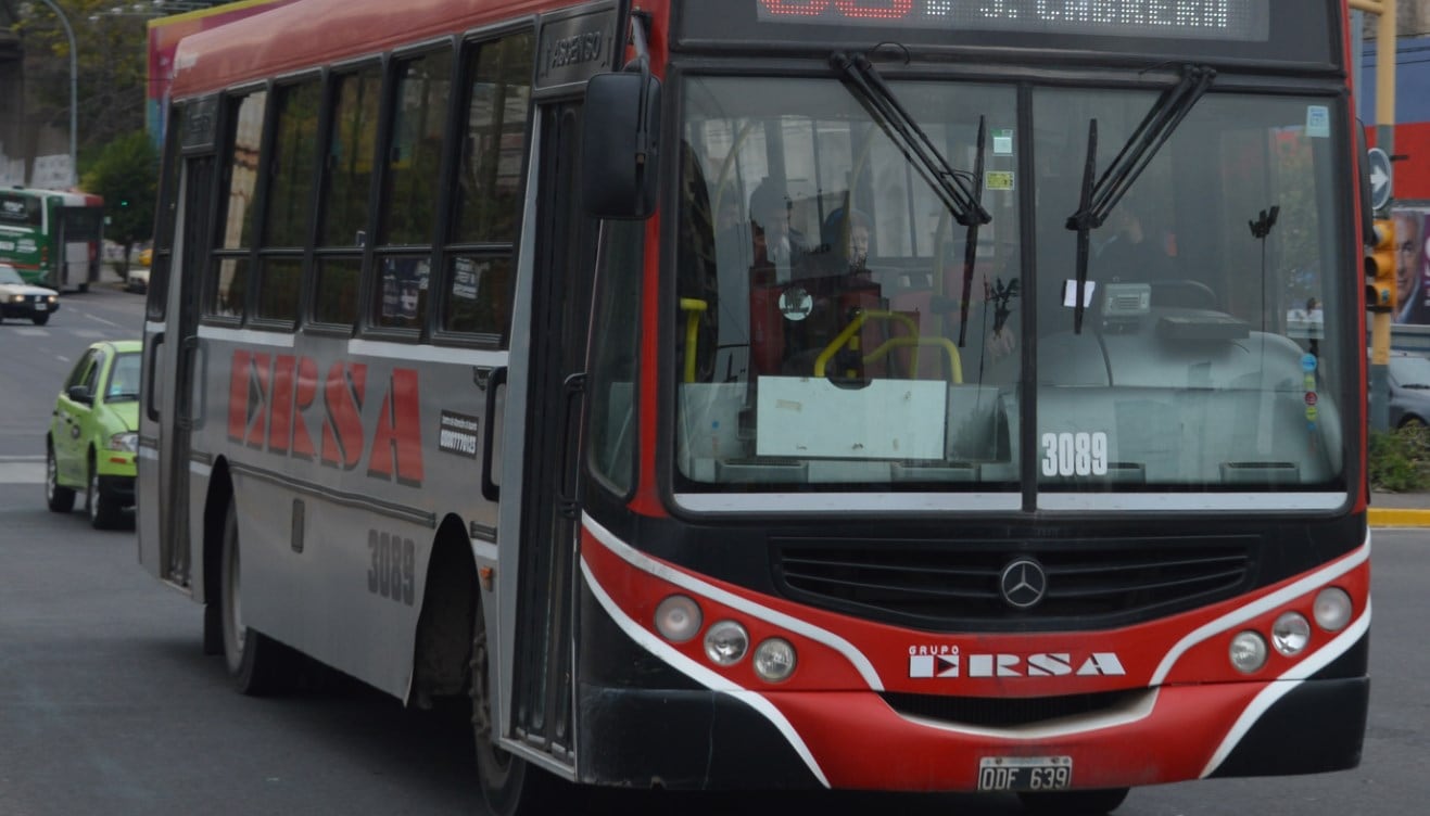 La mujer estaba en la escalera del colectivo cuando ocurrió la frenada brusca.