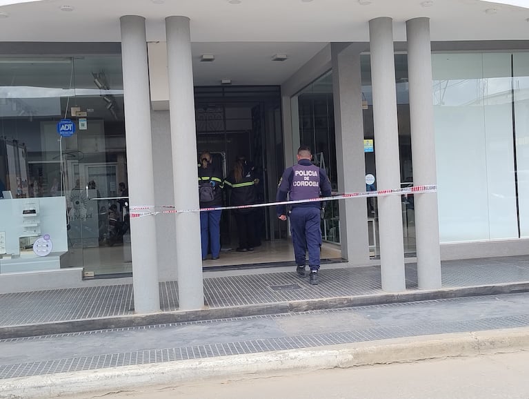 La mujer fue asesinada en la puerta de un complejo de departamentos donde trabajaba como empleada doméstica.