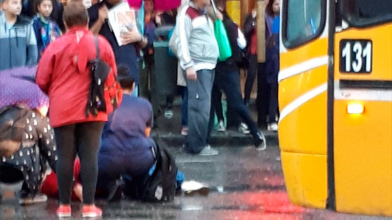 La mujer fue atendida en el medio de la avenida. 