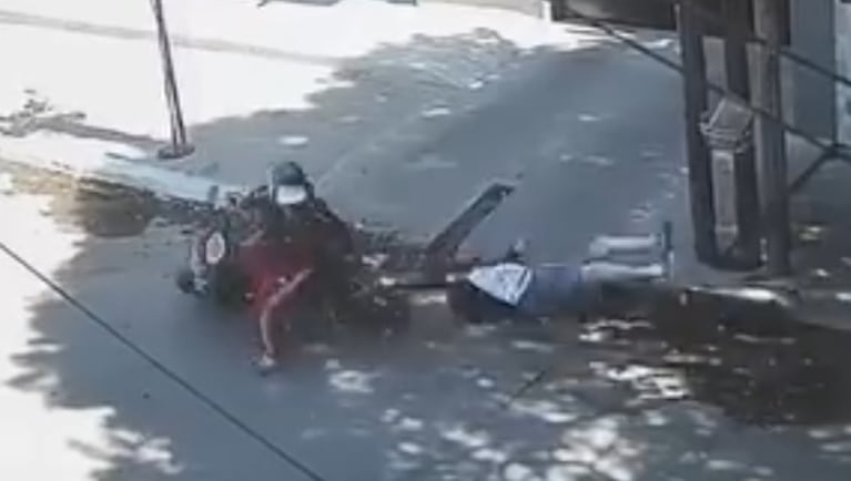 La mujer fue auxiliada por vecinos que escucharon los ruidos.