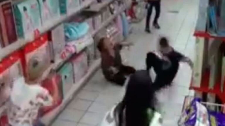La mujer fue ayudada por otras personas para recuperar la calma.