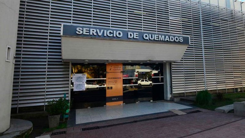 La mujer fue derivada al Instituto del Quemado con lesiones en su rostro y manos.