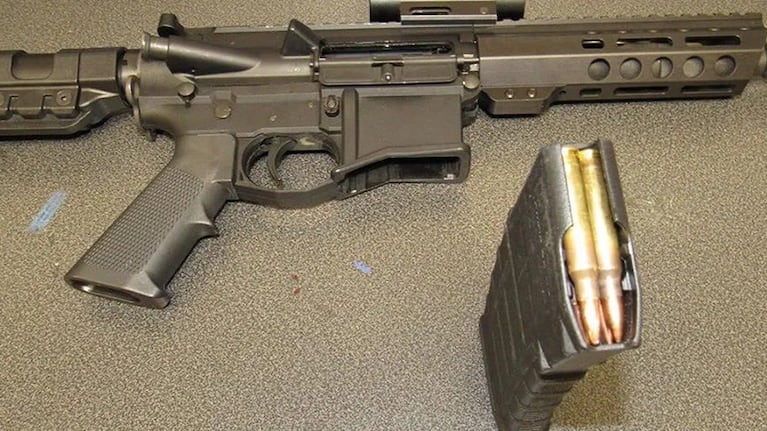 La mujer fue detenida y se le secuestraron dos armas en el procedimiento.