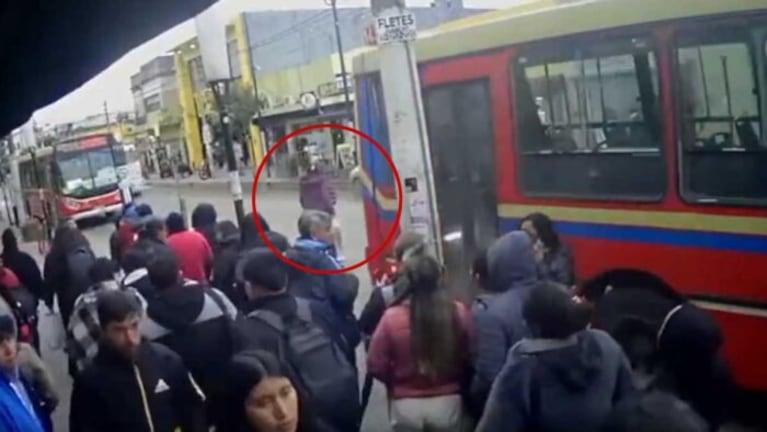 La mujer fue embestida y murió en la vía pública.