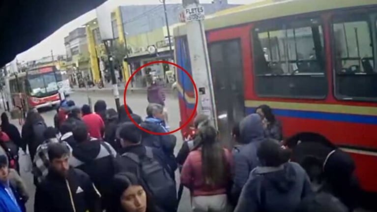 La mujer fue embestida y murió en la vía pública.