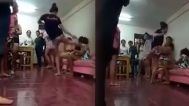 La mujer le pegó a la infiel delante de la gente y nadie reaccionó.