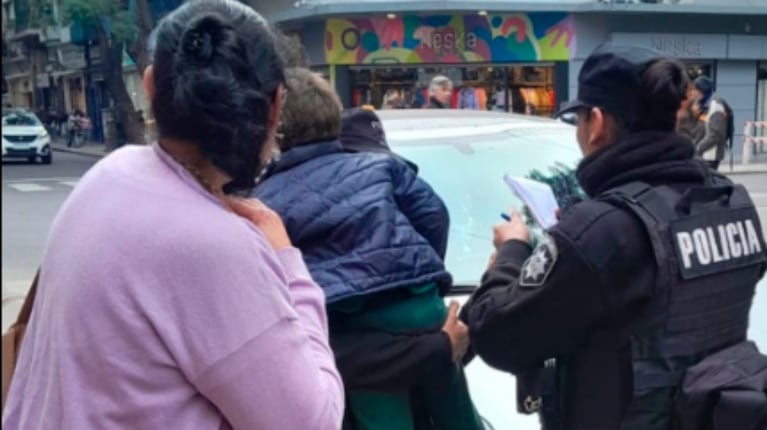 La mujer llegó a buscar al nene unos minutos después de ser rescatado por la policía. (Foto: gentileza rosario 3).