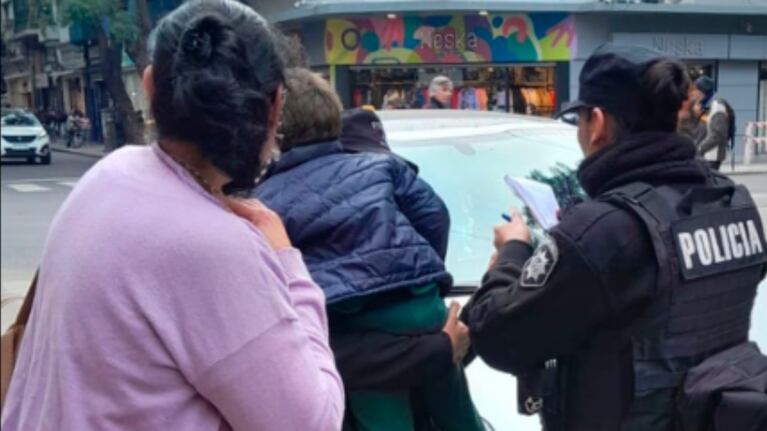 La mujer llegó a buscar al nene unos minutos después de ser rescatado por la policía. (Foto: gentileza rosario 3).