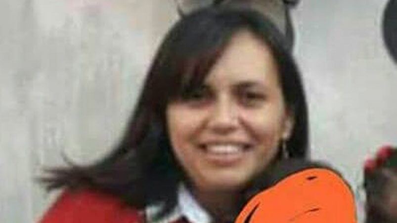 La mujer manejaba un Ford Fiesta color bordó.