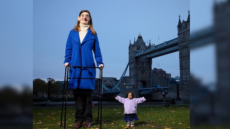 La mujer más baja y la mujer más alta del mundo se encontraron en Londres. (Foto: Instagram/@guinnessworldrecords)