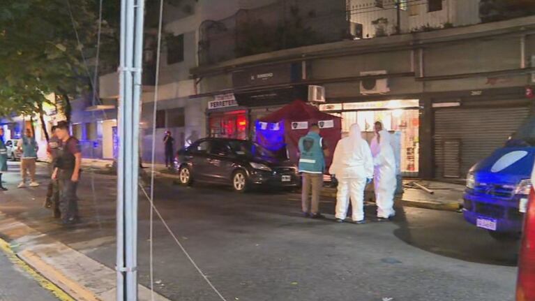 La mujer murió en el acto tras ser aplastada por la baranda. (Foto: captura TN).