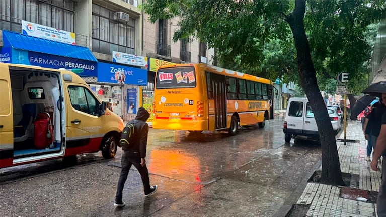La mujer murió mientras recibía asistencia médica en el lugar.