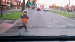 La mujer no pudo hacer nada para evitar impactar al niño. / Foto: Captura de video