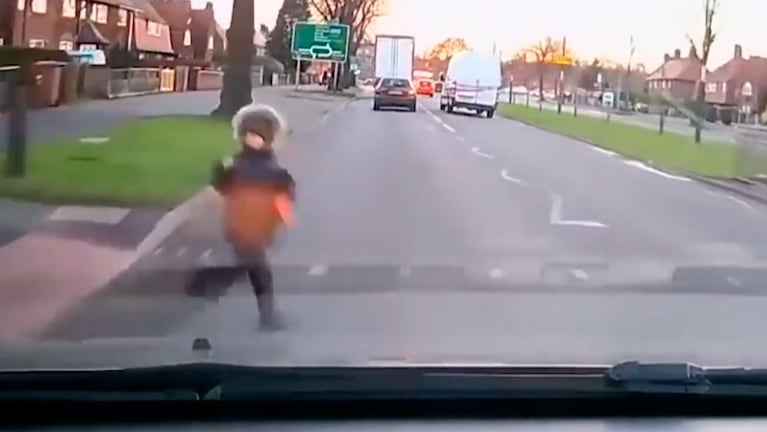 La mujer no pudo hacer nada para evitar impactar al niño. / Foto: Captura de video