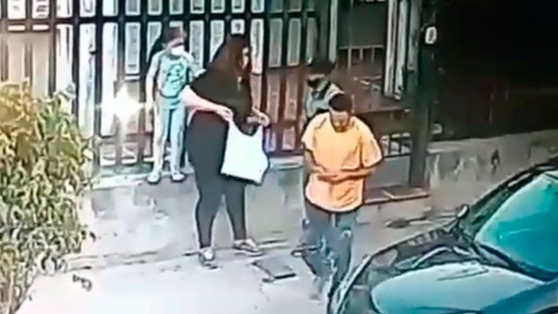 La mujer no tuvo más remedio que darle la llave del auto a los ladrones.