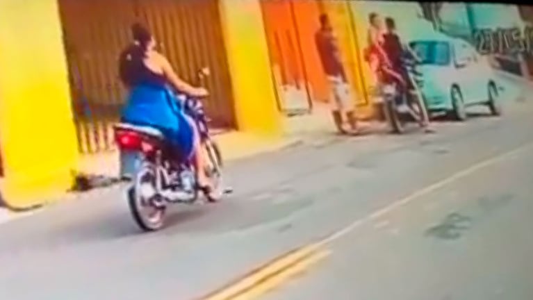 La mujer persiguió al marido y la amante en moto.