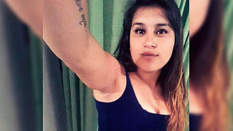 La mujer que atacó a la policía ya está presa.