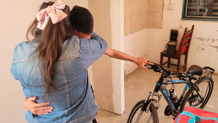 La mujer que encargó el pedido y el delivery. Foto: Fredy Bustos/ElDoce.