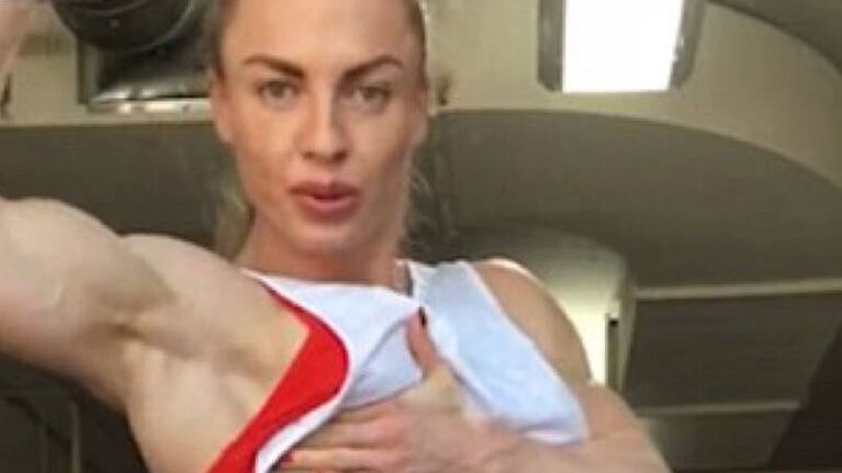La mujer que presume su cuerpo musculoso.