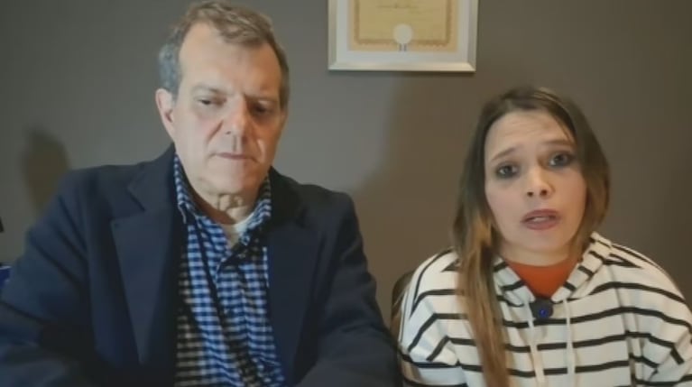 La mujer que recibió 500 millones de pesos junto a su abogado. (Imagen: gentileza TN).