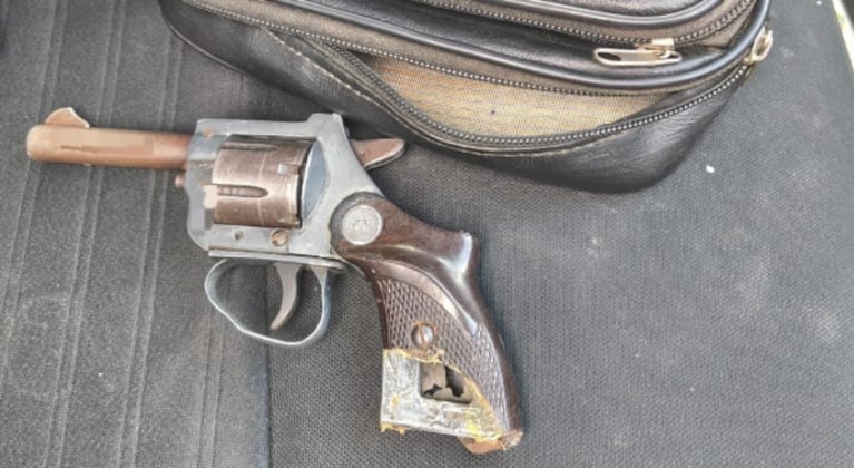 La mujer quedó detenida y su arma fue secuestrada.