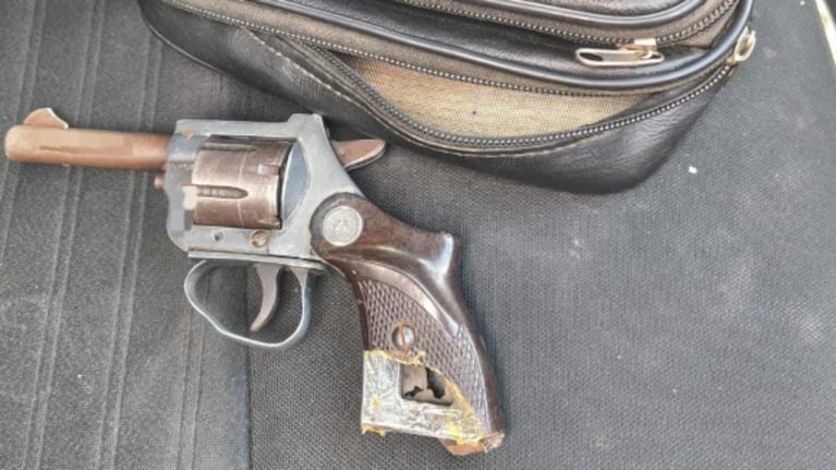La mujer quedó detenida y su arma fue secuestrada.