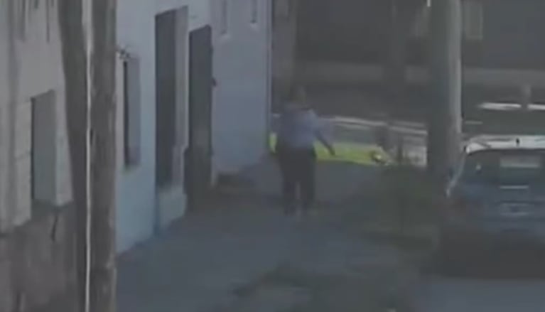 La mujer quedó filmada por las cámaras del 911.