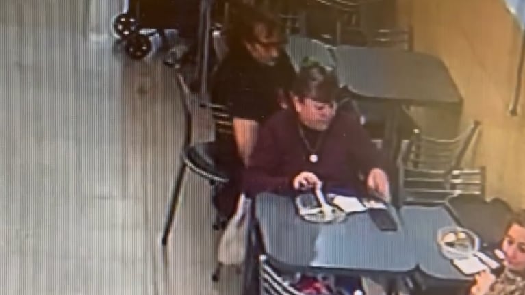 La mujer quedó grabada en un nuevo robo en un bar de Córdoba.