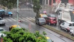 La mujer quedó tendida en la avenida y el auto impactó contra un árbol.