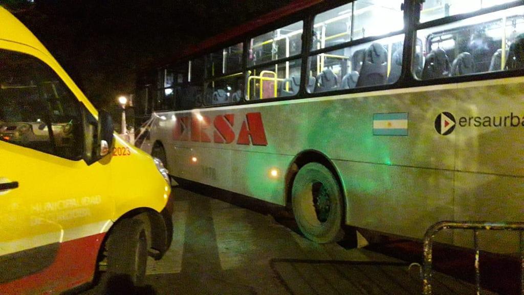 La mujer quedó varios minutos debajo del colectivo de la línea 50.